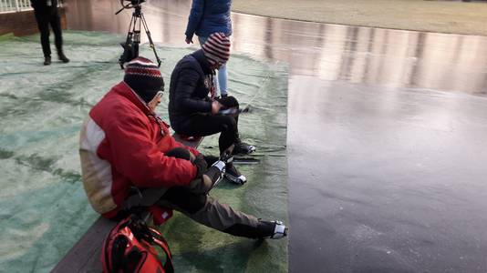 De eerste schaatsers binden de ijzers onder bij de ijsbaan in Doorn.