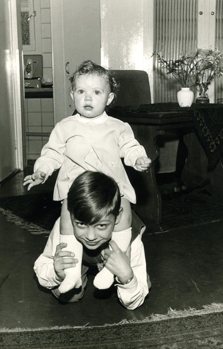 Willem (8) met zijn zusje Astrid op haar eerste verjaardag. Beeld Privécollectie Stien Leipoldt