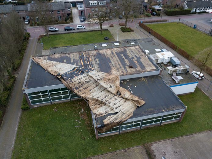 Het dak van zwembad De Albatros in Eersel zaterdagmiddag.
