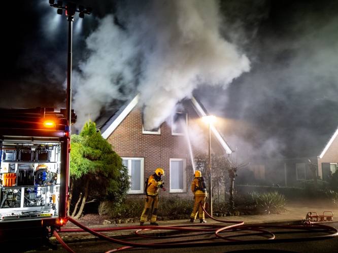 Brandweer heeft flinke kluif aan nachtelijke woningbrand in Steenderen