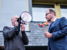 5600 handtekeningen én vijf mini-windmolens  voor burgemeester Boumans: ‘Deze molens horen in zee’