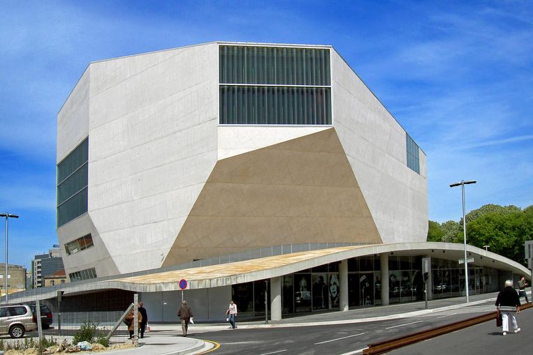 Vijf sprekende concertzalen (3): OMA, Casa da Música, Porto, 2005. Een radicaal ontwerp van het bureau van Rem Koolhaas. Het lijkt nog het meest op een veelkantige geslepen diamant, opgebouwd uit beton en glas. Koolhaas experimenteerde, lang voor Herzog & de Meuron, met glas in een concertzaal. Voor Porto liet OMA gewelfd glas ontwerpen dat het geluid niet hard terugkaatst. Beeld  