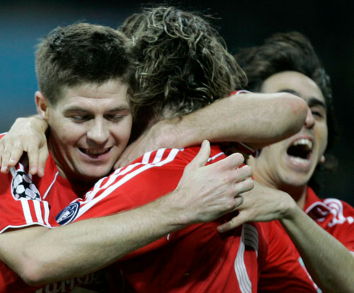 Fernando Torres (midden) wordt gefeliciteerd. (AP) Beeld AP