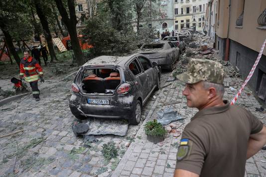 Beeld aan een gebombardeerd flatgebouw in Lviv gisteren. 