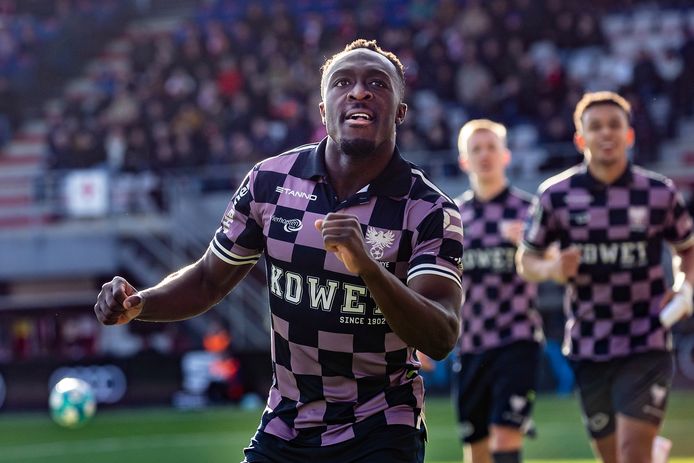 Bobby Adekanye juicht na zijn goal tegen FC Emmen. Later in de wedstrijd zou hij een fatale gele kaart krijgen.
