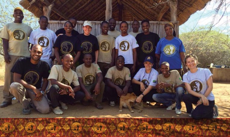 Amy Dickman (bovenste met pet) en haar team. Beeld Ruaha Carnivore Project