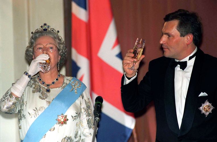 De Queen met president Kwasniewski in Polen. Beeld Tim Graham Photo Library via Get