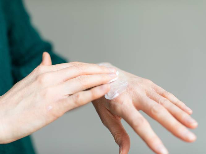 Minder douchen, meer smeren: dermatoloog waarschuwt voor huidproblemen door koude en geeft advies