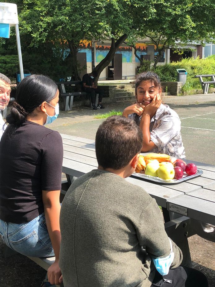 Schepen voor Onderwijs Jinnih Beels (Vooruit) voert een gesprek met twaalfjarige Bilal, die in september naar het tweede middelbaar gaat.