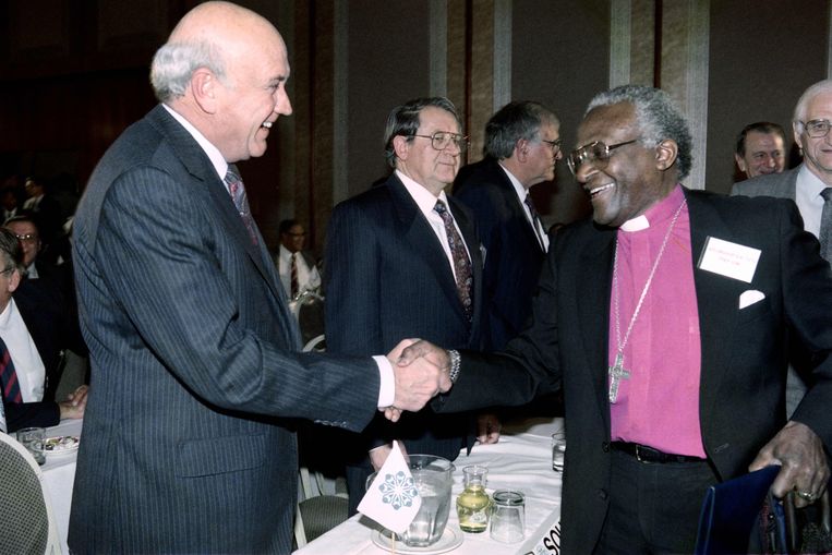 F.W. de Klerk en Desmond Tutu in 1991 in Johannesburg. Beeld AFP