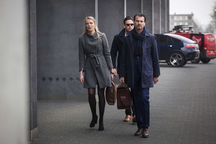 Advocaat Vincent van der Velde van Kevin arriveert bij de rechtbank van Lelystad.