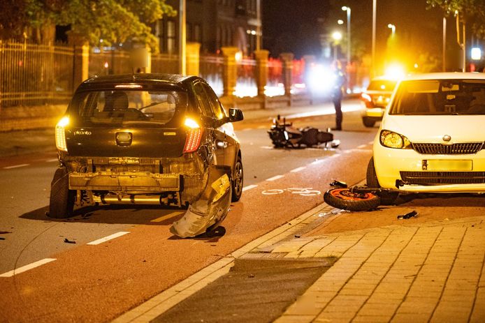 Een ravage op de Brinkgreverweg in Deventer na een botsing tussen een motor en auto.