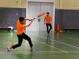 Afghaanse vluchtelingen spelen hun nationale volkssport cricket in oranje shirts 