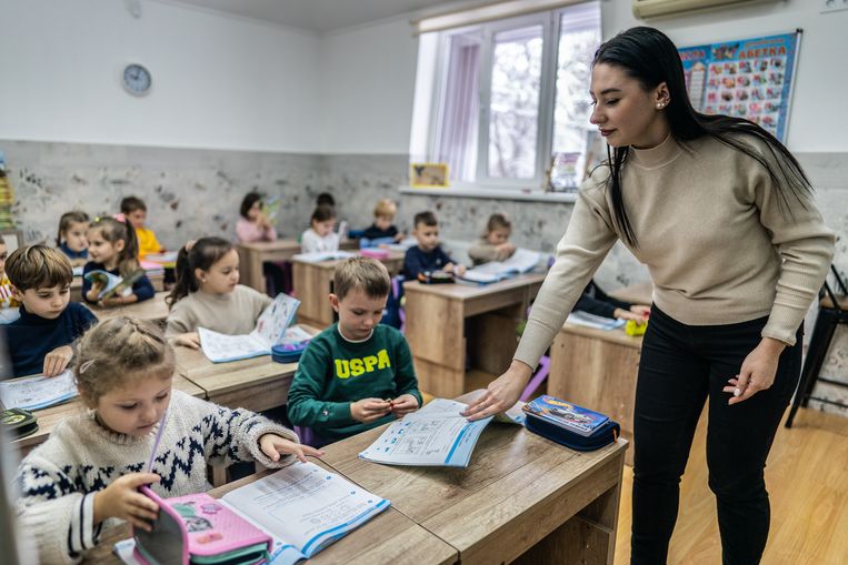 Een uitzondering: op een privéschool in Krementsjoek gaan de lessen door. Beeld Joris van Gennip voor de Volkskrant