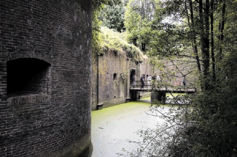 Het fort Vechten in Bunnik. Moet de begroeiing van de laatste decennia wijken of hoort die toch bij de oorspronkelijke staat? (FOTO WERRY CRONE, TROUW) Beeld 