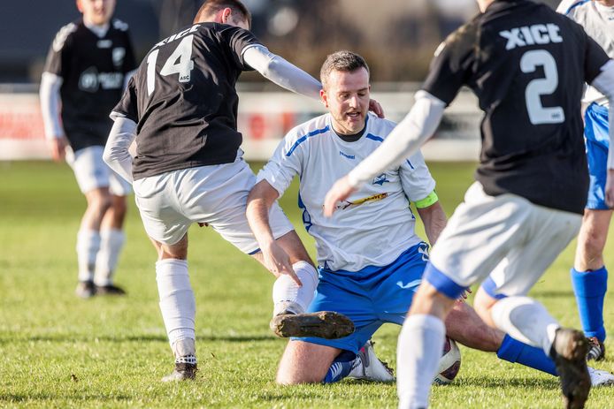 Ton Kroek, aanvoerder van VHK, is verstrikt geraakt in een duel met de bal en diverse ASC’ers.