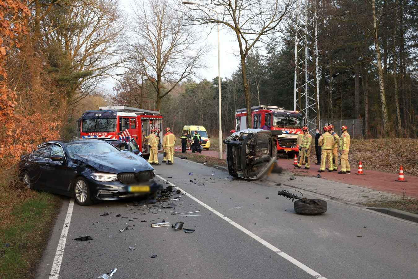 Brandweer bevrijdt bestuurder uit auto na ongeluk bij kanaal in Best