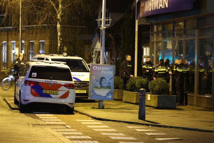 De politie hield een jongeman aan in Wateringen voor het verzenden van een dreigmail.