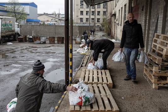 Inwoners pikken hulpgoederen op in de stad Severodonetsk in de regio Loehansk. Foto 14 april. 