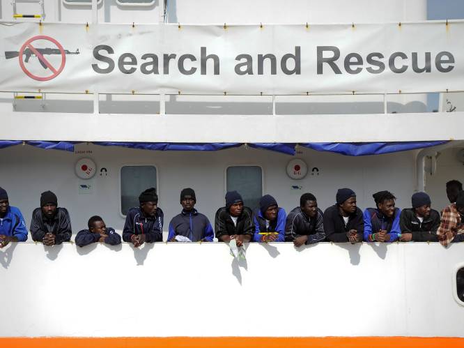 Schip met 629 migranten dat niet welkom is in Italië en Malta, mag aanleggen in haven van Valencia