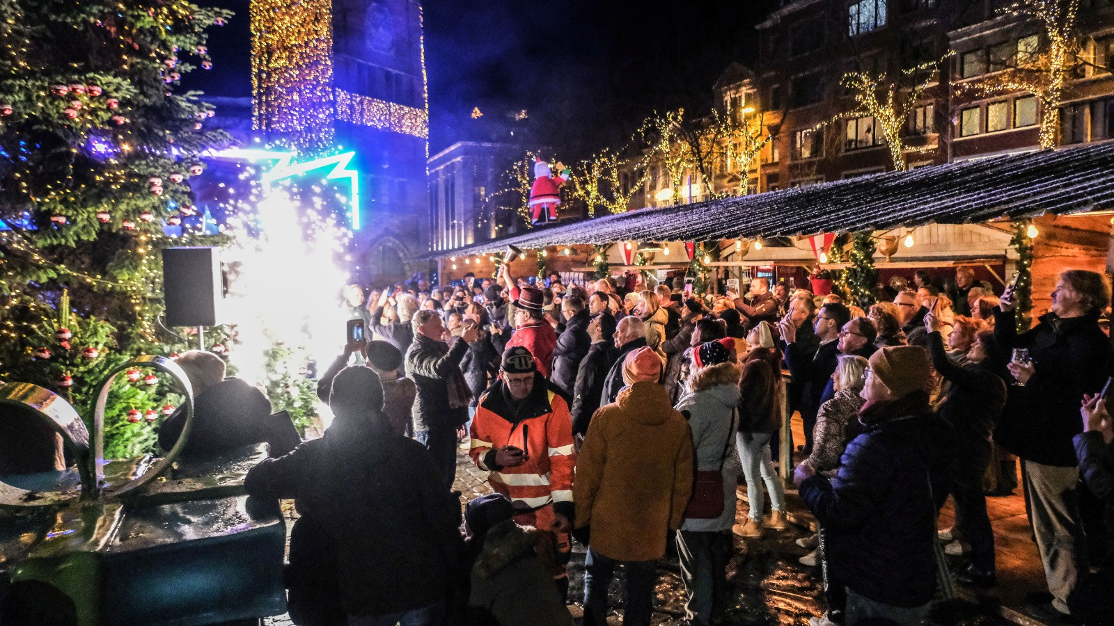 Winter in Kortrijk geopend Bewonder hoogste kerstboom van het land
