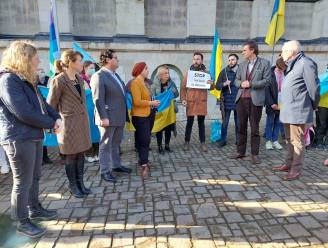 Stadsbestuur hijst vredesvlag voor ingetogen steunmoment Oekraïense gemeenschap