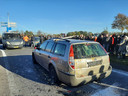 Deze auto werd belaagd bij de demonstraties in Staphorst, rond de intocht