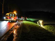 Auto belandt in greppel na forse botsing bij Urk