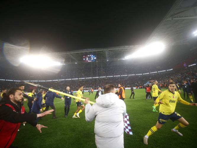 Fenerbahçe overweegt zich terug te trekken uit Turkse competitie na aanval op spelers