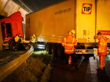 Vrachtwagen boort zich in geluidswal bij Maarssen, grote ravage op A2