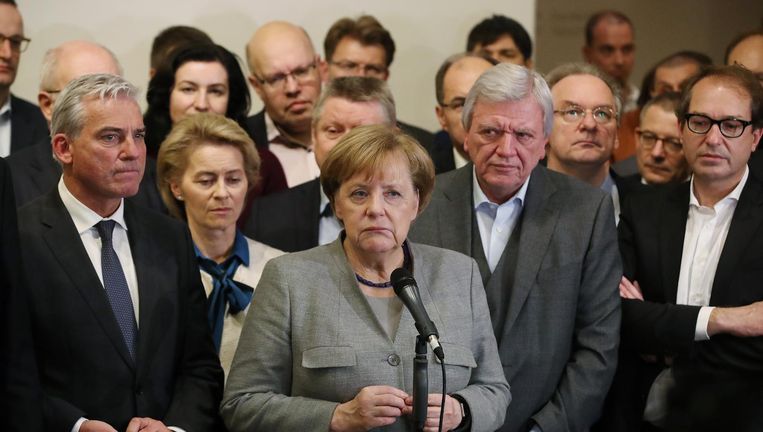Angela Merkel maakt zondagavond in Berlijn het mislukken van de coalitieonderhandelingen bekend. Beeld Getty Images