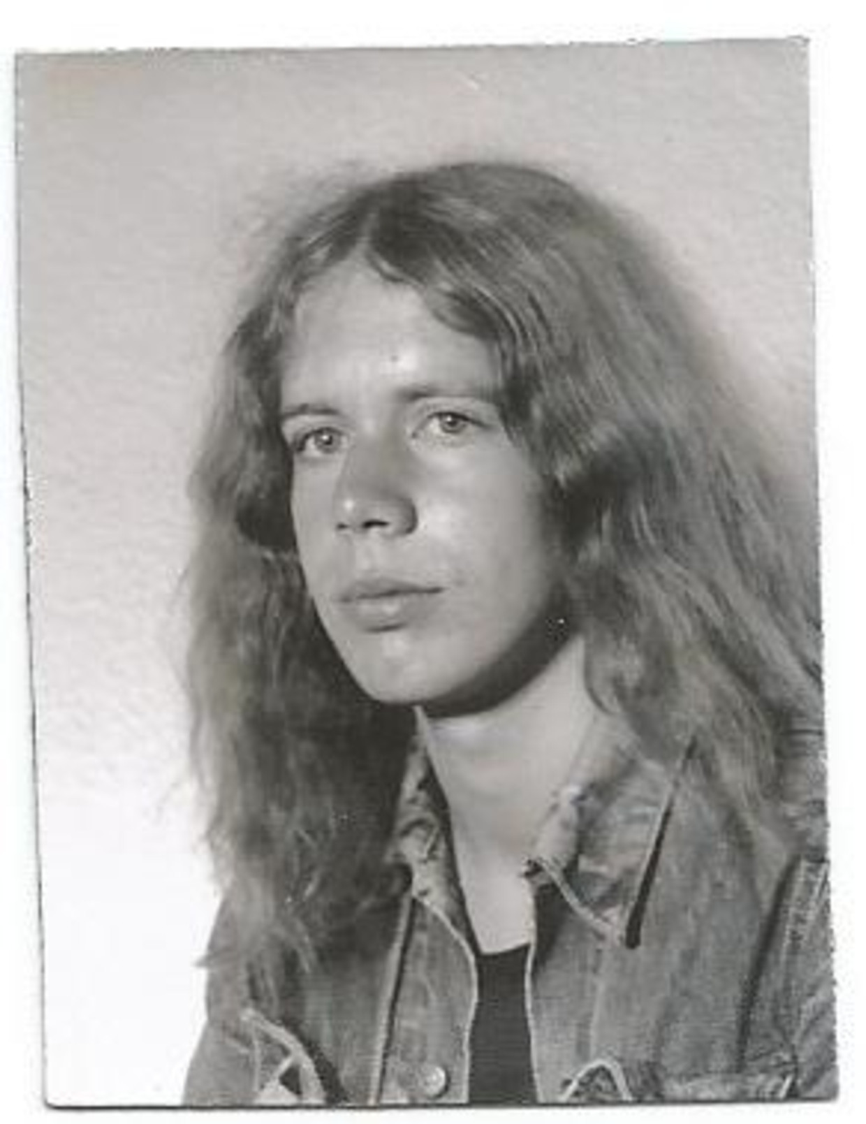 Pasfoto uit 1975. Beeld Hanny Alkema