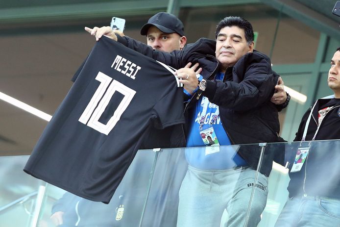 Diego Maradona met een shirt van Messi tijdens het voorbije WK, waar Argentinië sneuvelde in de achtste finale.