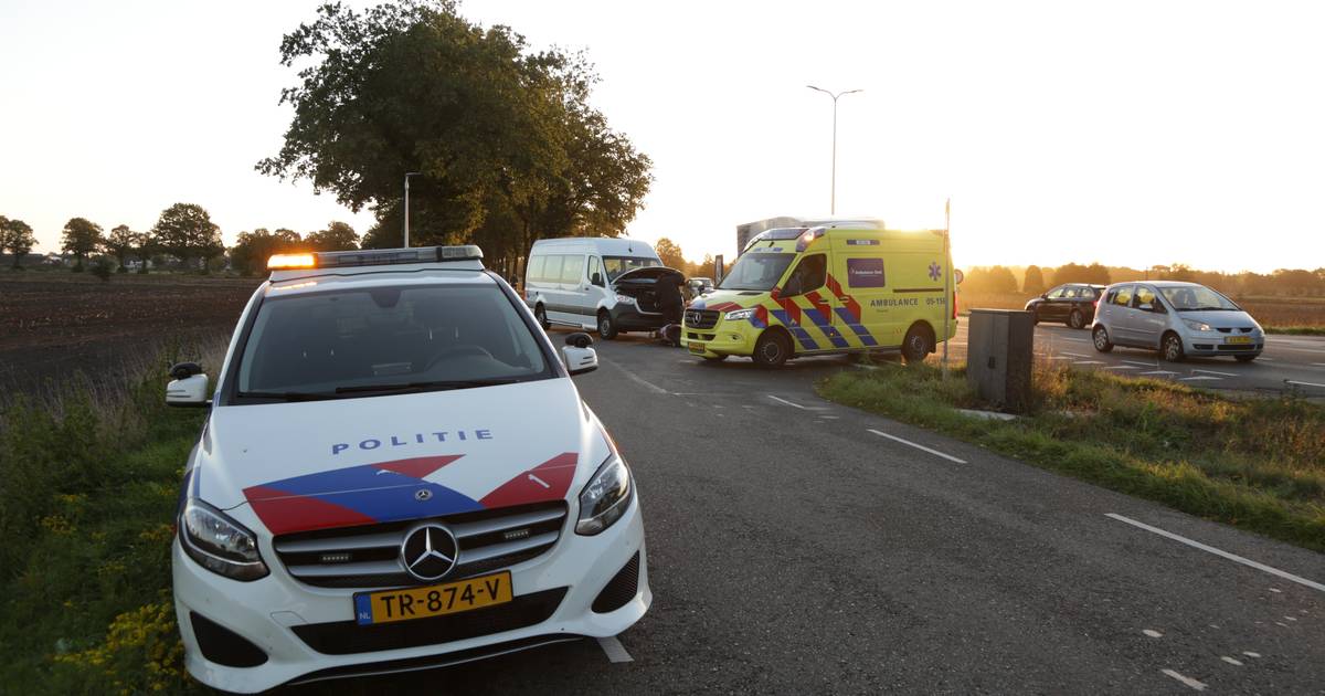 Scooterbestuurder gewond bij aanrijding met taxibus in Rijssen: inzittende kinderen ongedeerd.