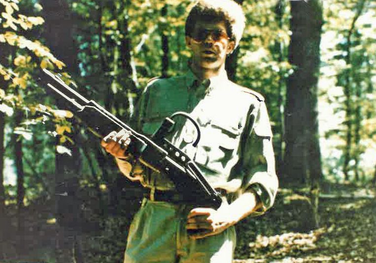 Vorige week verspreidde het parket deze foto van een man met een machinegeweer. Hij is genomen tijdens een schietoefening in Leopoldsburg, vermoedelijk in 1981. Wie de man is, is nog niet duidelijk. Beeld BELGAONTHESPOT