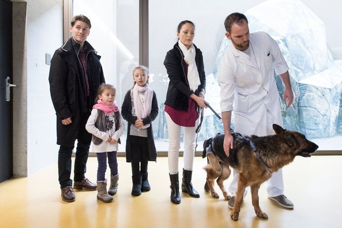 Andreas, Marie, Julia en Karin Ehret Vaeth met hun hond Rapunzel en dierenarts Philipp Schmierer in Zwitserland.