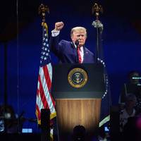 Trump speecht met uren vertraging op viering 250 jaar Verenigde Staten en waarschuwt voor communisme • Festivalterrein op National Mall geëvacueerd door onweer