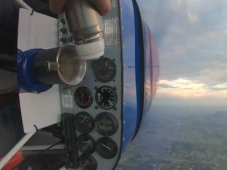 Un pilote se verse du thé pendant une figure de voltige aérienne
