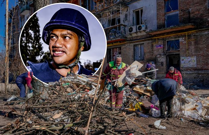 Oorlogsjournalist Bud Wichers is in Kiev. Voortdurend ziet hij ontheemde inwoners en verwoeste gebouwen. Hier heeft een raket in een buitenwijk meerdere flatgebouwen verwoest. Daarbij zijn enkele doden gevallen.