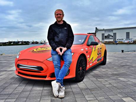 Ka-Chow! Mika toverde zijn Tesla om tot Lightning McQueen