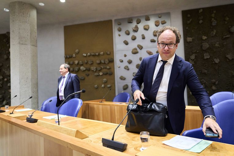 Wouter Koolmees (rechts) als demissionair minister van Financiën in de Kamer.  Beeld ANP