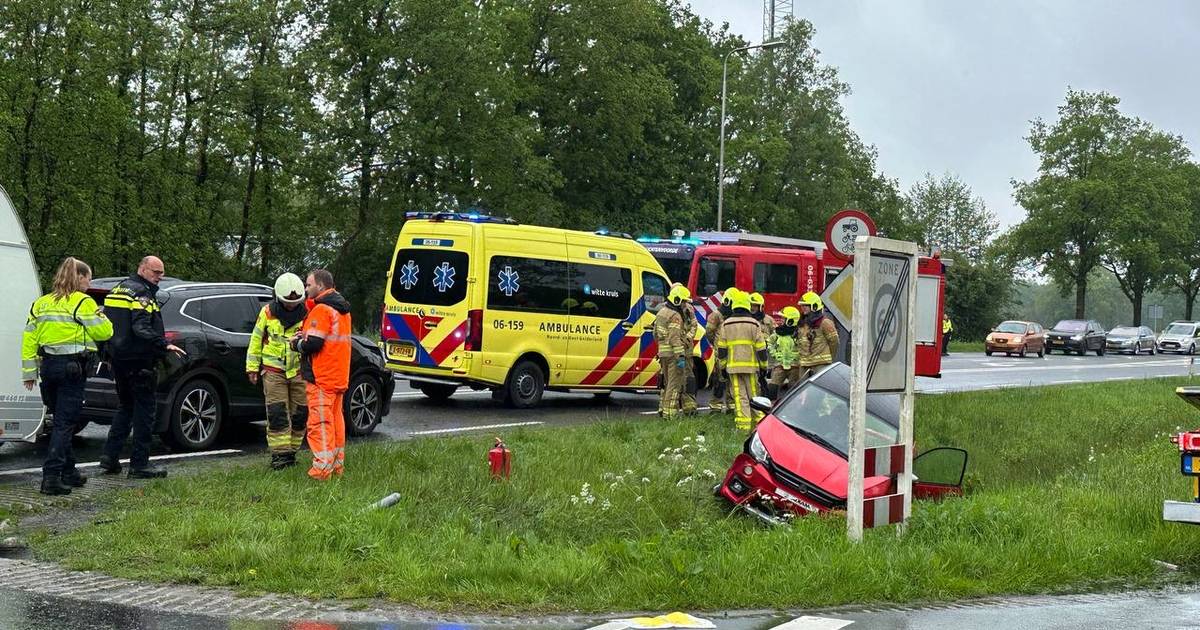 Bestuurder brommobiel met spoed naar ziekenhuis na aanrijding op N18 bij Lievelde