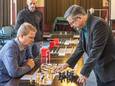 Paul Motwani hield een schaaksimultaan met 22 spelers