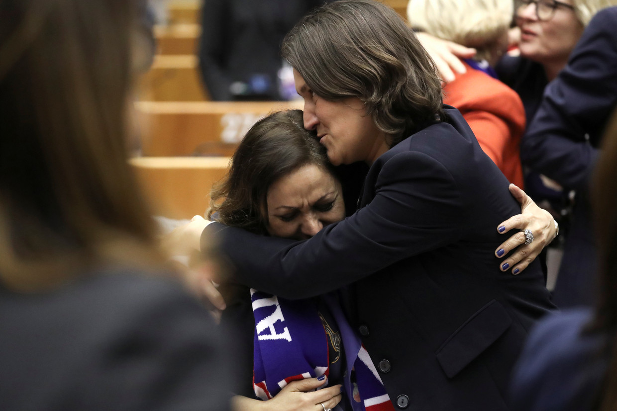 PvdA-Europarlementariër Kati Piri (rechts) troost een geestverwant van de Britse Labour-partij na de stemming in Brussel die het vertrek van het Verenigd Koninkrijk uit de Europese Unie woensdag bezegelde.  Beeld REUTERS