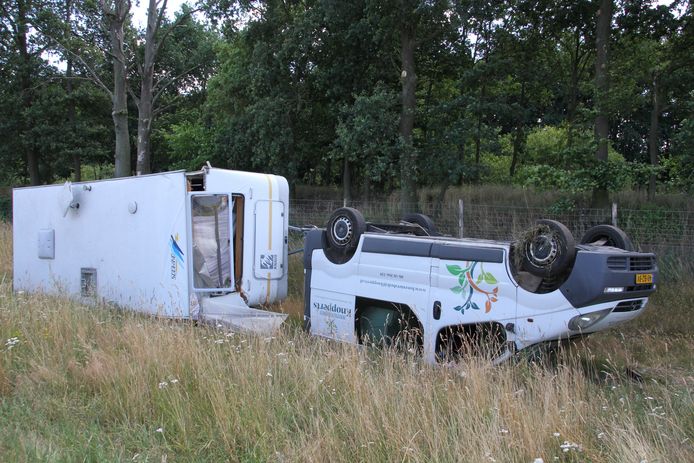 Het busje met caravan kwamen op de kop terecht.