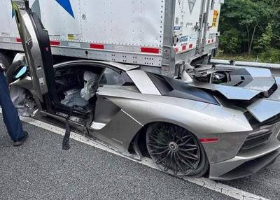Lamborghini komt bij crash bijna volledig onder vrachtwagen terecht