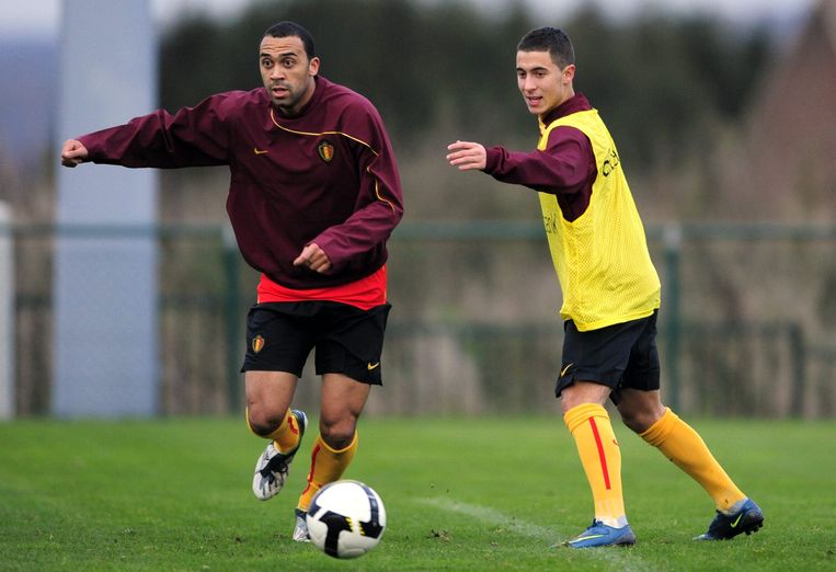 Eden Hazard (naast Anthony Vanden Borre) op een van zijn eerste trainingen bij de Rode Duivels in 2008. Beeld BELGA