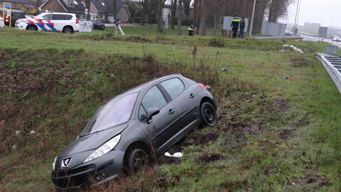 Auto belandt in de berm bij ongeval in Waalwijk, bestuurder is spoorloos