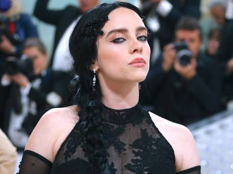 Billie Eilish veegt de vloer aan met kritiek op haar vrouwelijkere kledingkeuzes