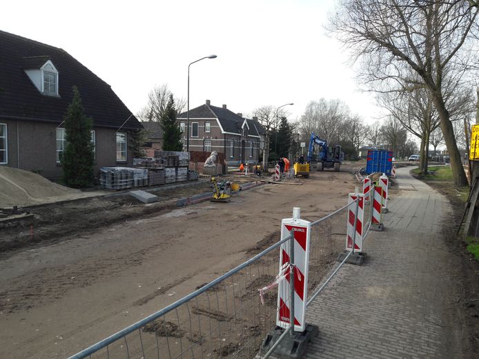 Mondjesmaat wordt gewerkt aan de N602, hier op een ander deeltraject in Ledeacker.